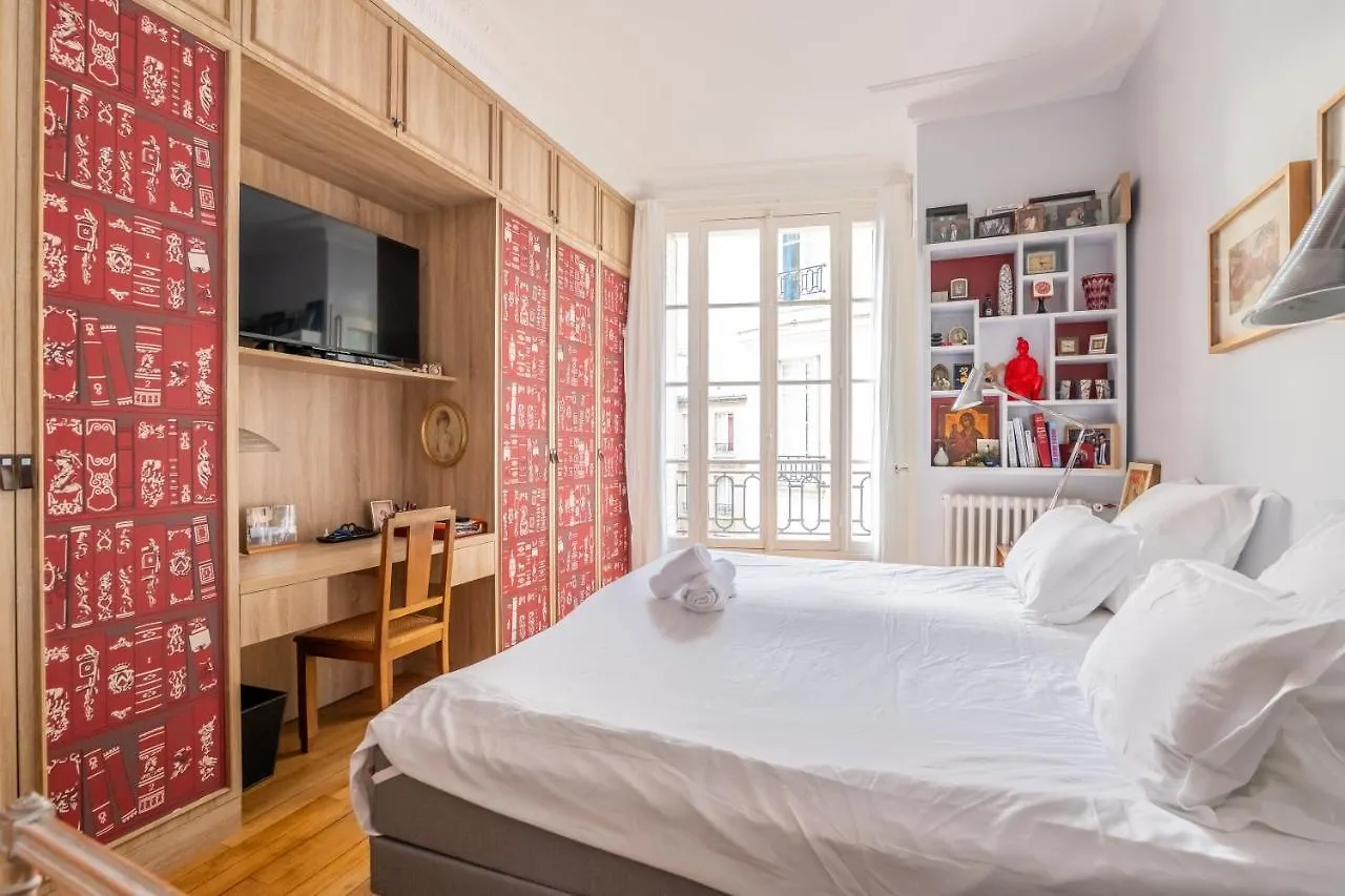 Veeve - Impressions Of The Eiffel Tower Apartment Paris